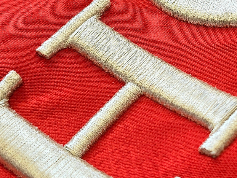 Haft wypukły wzorowany na hafcie ręcznym.